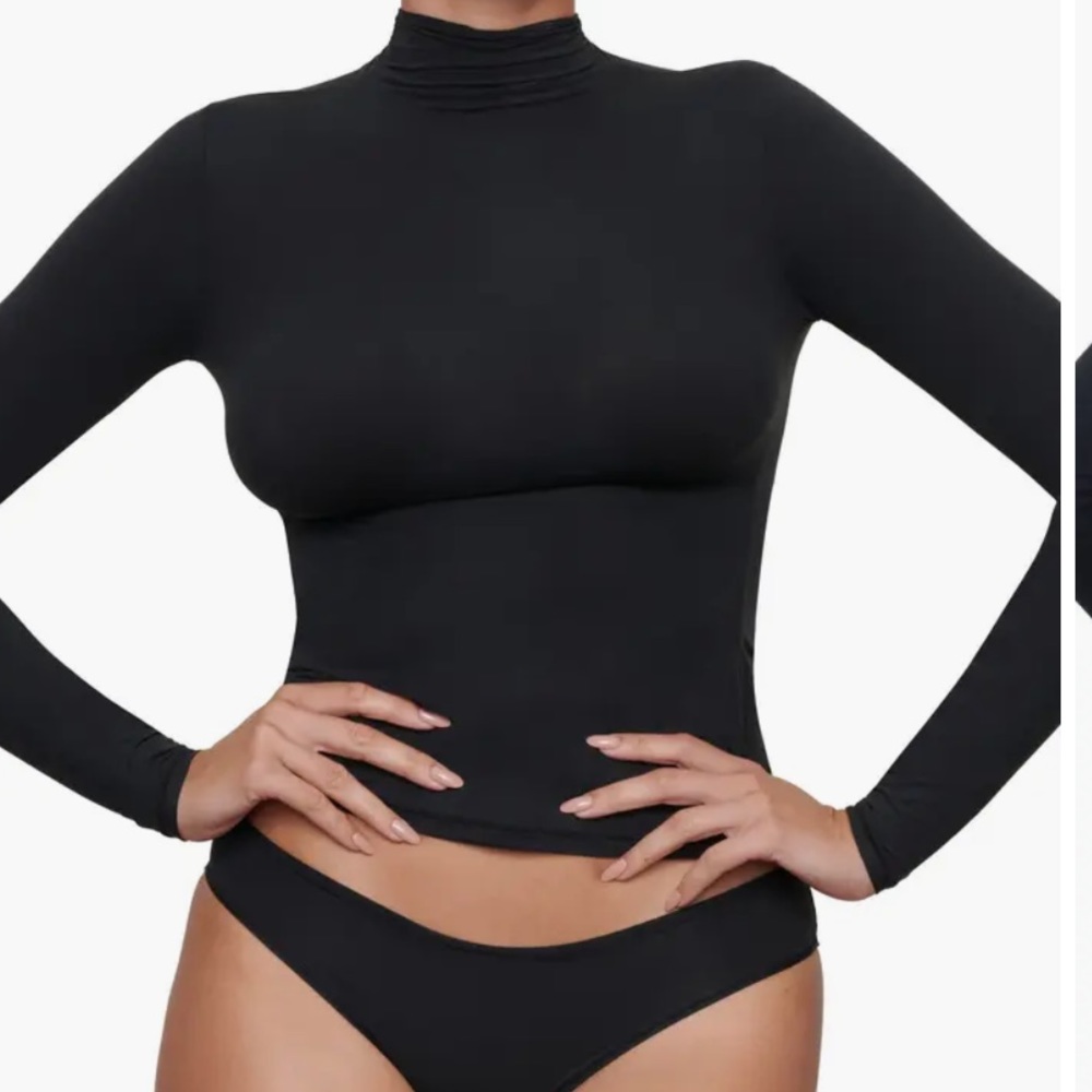 SKIMS Fits Everybody Funnel Neck Top Onyx M